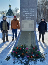 В селе Баюновские Ключи состоялась торжественная церемония возложения гирлянды и цветов к обелиску.