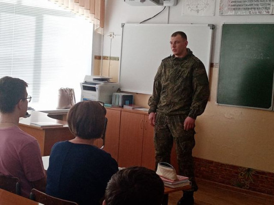 В МБОУ "Б.Ключевская СОШ"  была организована встреча с представителем вооруженных структур.